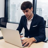 Analista de datos con ordenador portatil estudiando curso data analytics